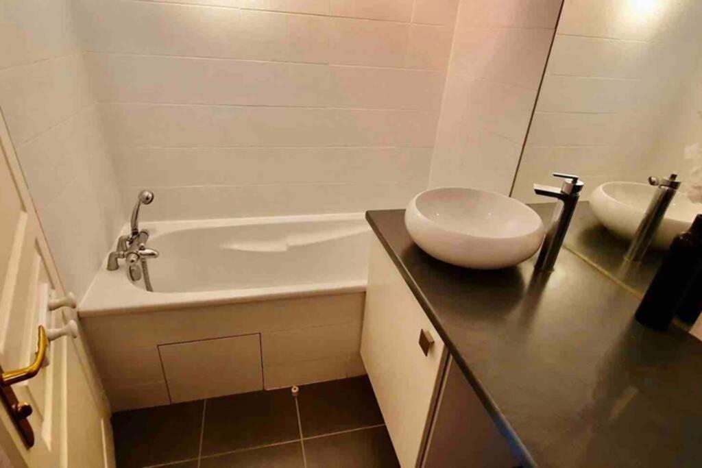 Tichnich Appartement - 2 Bedrooms - 1 Min Away From Train Station 안마스 외부 사진