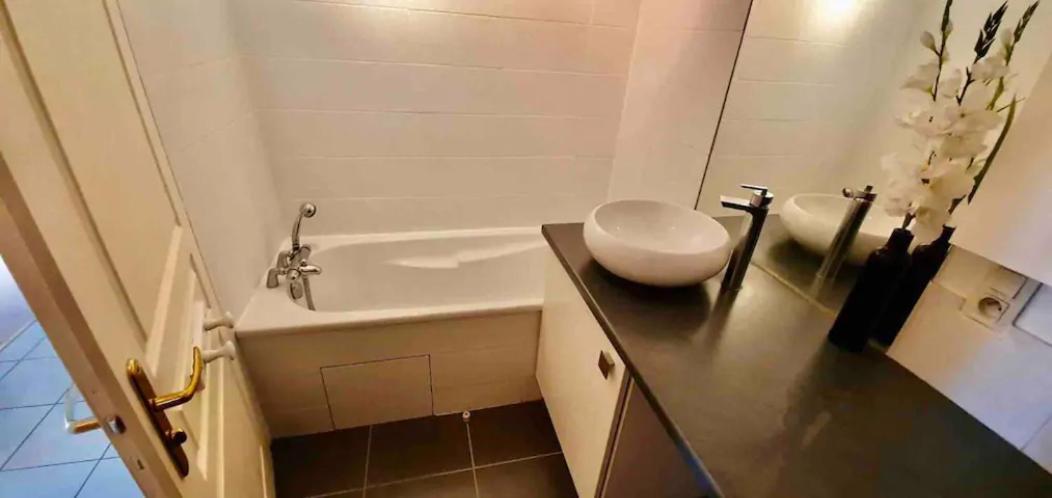 Tichnich Appartement - 2 Bedrooms - 1 Min Away From Train Station 안마스 외부 사진
