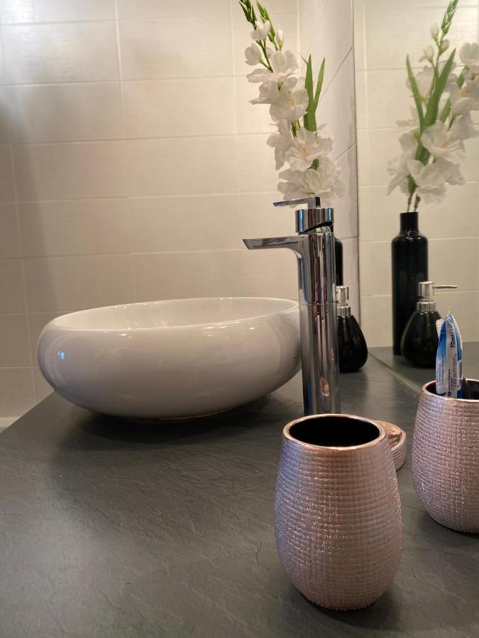 Tichnich Appartement - 2 Bedrooms - 1 Min Away From Train Station 안마스 외부 사진